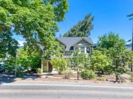 Spacious downtown craftsman with private hot tub & river views