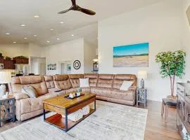 Brand-new beautiful home with private hot tub & mountain views