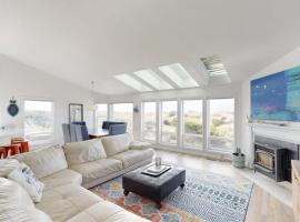 Waterfront Home withPrivate Hot Tub Ping-Pong Free WiFi & washer&dryer, Hotel in Waldport