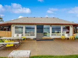 Bayfront Home with Water Views Free WiFi and Firepit - Near Town & Beaches