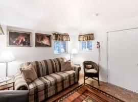 Dog-friendly mountain-view cabin in walkable locale with deck & grill, hotel en Joseph