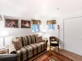 Dog-friendly mountain-view cabin in walkable locale with deck & grill