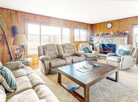 Yachats में, होटल Dog-friendly oceanfront beach home with private hot tub and stunning ocean views