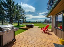 Mountain View Home with On-site Golf and Private Hot Tub - Near Skiing and Bend, hotel i Sisters