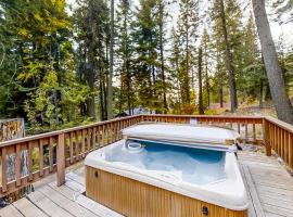 Vintage Cottage with Private Hot Tub Fireplace & Deck - Walk to the Lake Dogs OK, hotel en Joseph