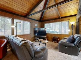Comfortable Family-Friendly Sunriver Retreat with Deck & Grill - Free SHARC Access, hotel v mestu Sunriver