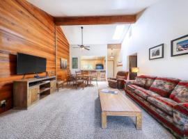 Condo on bike path with beautiful lake view pool tennis & SHARC passes, hotel en Sunriver