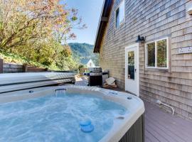 Delightful Home with Ocean View & Private Hot Tub - 3 Blocks to Beach, hotel a Yachats