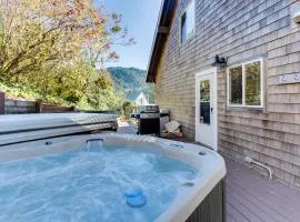 Delightful Home with Ocean View & Private Hot Tub - 3 Blocks to Beach