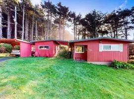 Cottage with Panoramic Ocean Views in Quiet Area - Dogs OK