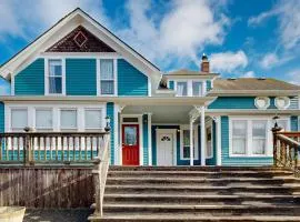 Restored Victorian Home with Free High-Speed WiFi & washer&dryer