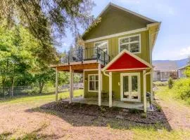 Dog-friendly studio with river view patio grill & shared W&D