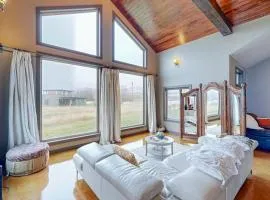 Waterfront vineyard estate with private pool and incredible Gorge views