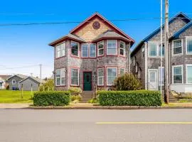 Ocean-view beach house with enclosed yard New hot tub - 1 block to beach