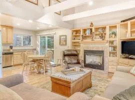 Spacious lodge with wonderful views & large deck - great location walk to trail
