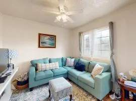 Charming dog-friendly cottage withprivate gas grill free WiFi yard and firepit