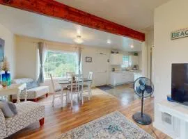 Charming dog-friendly cottage withprivate gas grill free WiFi yard and firepit