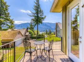 Lovely house with river & mountain views deck grill washer&dryer & wood stove
