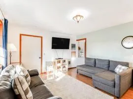 Downtown home with private hot tub & WiFi - walk to beach - dog-friendly yard