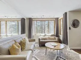 Adorable & stylish ski-in-ski-out condo with fireplace