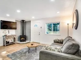 Single-level home with firepit & gas fireplace - walk to the beach 3 dogs OK