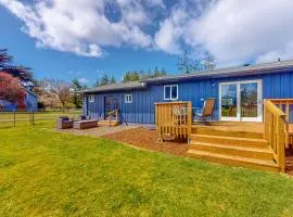 Bright home with large yard deck & firepit - walk to the beach