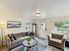 Cozy family beach cottage with hot tub deck WiFi surfboard-walk to bay Dogs ok