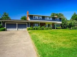 Classic & elegant house with entertainment & spacious laid-back yard