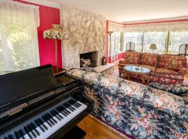 Classic & elegant house with entertainment & spacious laid-back yard, hotel 