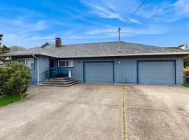 Spacious & comfortable home close to the Habor Sand Dunes beaches & parks