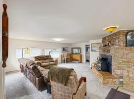 Spacious & comfortable home close to the Habor Sand Dunes beaches & parks