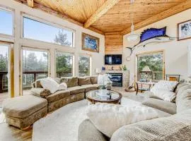 Incredible dog-friendly home with pool table fast WiFi gas fireplace and W&D