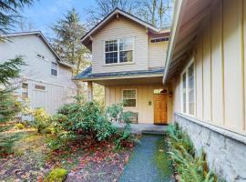 Mountain condo with pool tabl & private hot tub - great for golfers skiers & hikers, hotel a Welches