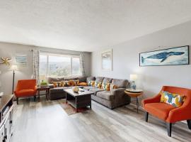 Dog-friendly condo by the beach & close to downtown with river views, hotel v mestu Seaside