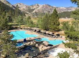Everline Resort & Spa - Ski-in-ski-out slope-view studio pools & gym, hotel din Olympic Valley