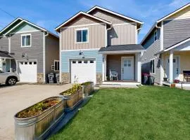 Cozy townhome close to beach and ocean with WiFi streaming and BBQ grill