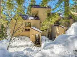 Charming Condo with Shared Hot Tub Pool Resort Amenities - Close to Ski & Beach