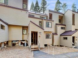 Cute condo with shared pool hot tub and tennis, Hotel in Carnelian Bay