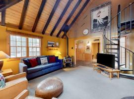 Cabin-style home with hot tub SHARC passes central location near skiing & golf, hotel v destinácii Sunriver
