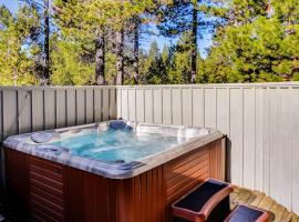 Vintage mountain home with private hot tub & SHARC access - dogs welcome, hotel v destinácii Sunriver