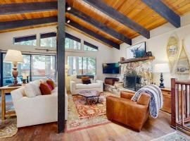 Rustic comfy dog-friendly cabin in the pines - walk to homeowners lake & beach, Hotel in Homewood