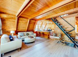 Dog-friendly A-frame cabin with 2 decks & fireplace - walk to the beach, hotel a Homewood