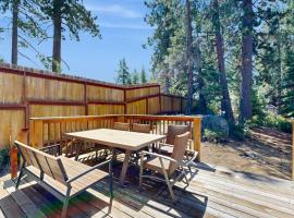 Pine Haven with Private Hot Tub & Deck Short Walk to Beach Near Skiing, hotel a Kings Beach