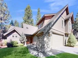 Stunning Sunriver retreat with private hot tub bike SHARC passes & fireplace