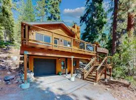 Forest getaway with spectacular lake view 2 decks & hot tub - near Kings Beach