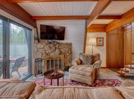 Sunriver में, होटल Cozy Family Cabin with Hot Tub Bikes Dog-Friendly Free WIFI with SHARC passes