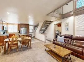 Gold Bend Condo - New Kitchen & Fireplace - Free Door-to-Lifts Ski Shuttle