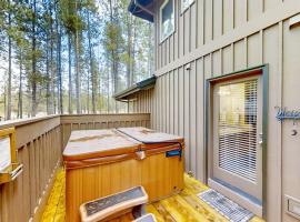Sunriver में, होटल Quiet home with 8 SHARC passes private hot tub deck Ping-Pong & fireplace
