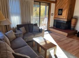 Condo with fireplace balcony washer&dryer hot tub & basketball & tennis courts, hotel i Truckee