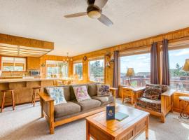 Dog-Friendly Home with Ocean Views Easy Beach and Bay Access and Free WiFi, hotel v destinaci Waldport